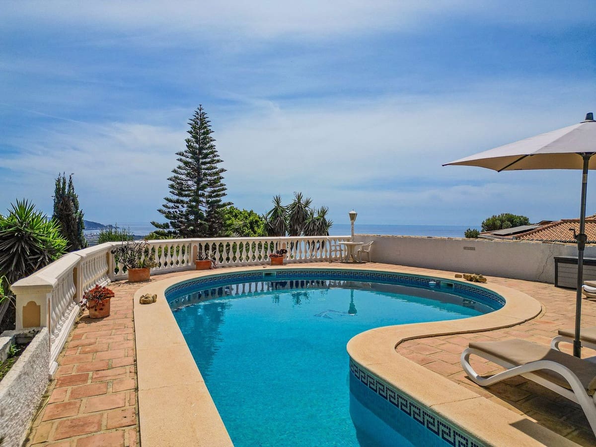 Chalet de 4 habitaciones en Salobreña en venta con piscina garaje - 895.000 € (Ref: 10074791)