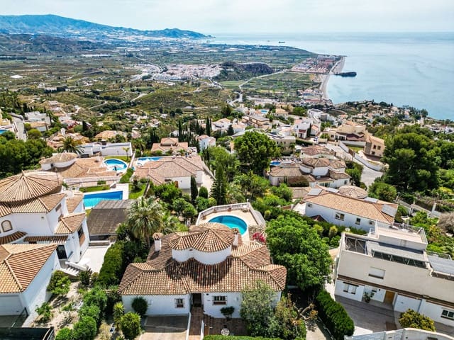 Chalet de 4 habitaciones en Salobreña en venta con piscina garaje - 895.000 € (Ref: 10074791)
