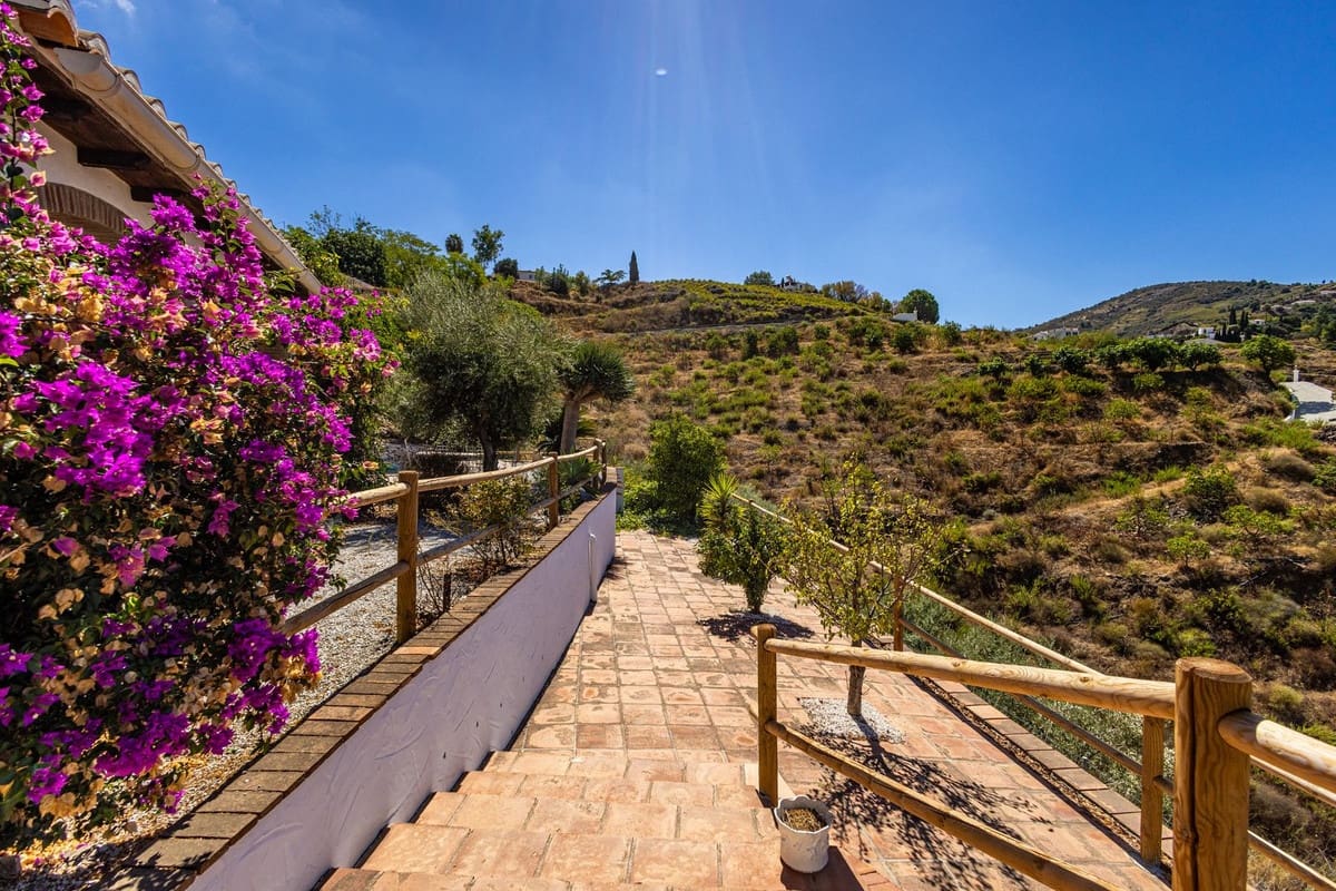 Finca/Casa Rural de 3 habitaciones en Cómpeta en venta con piscina garaje - 395.000 € (Ref: 10081826)