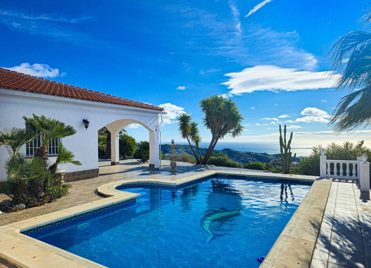 3 bedroom Villa for sale in Arenas with pool garage - € 489,000 (Ref: 10085029)