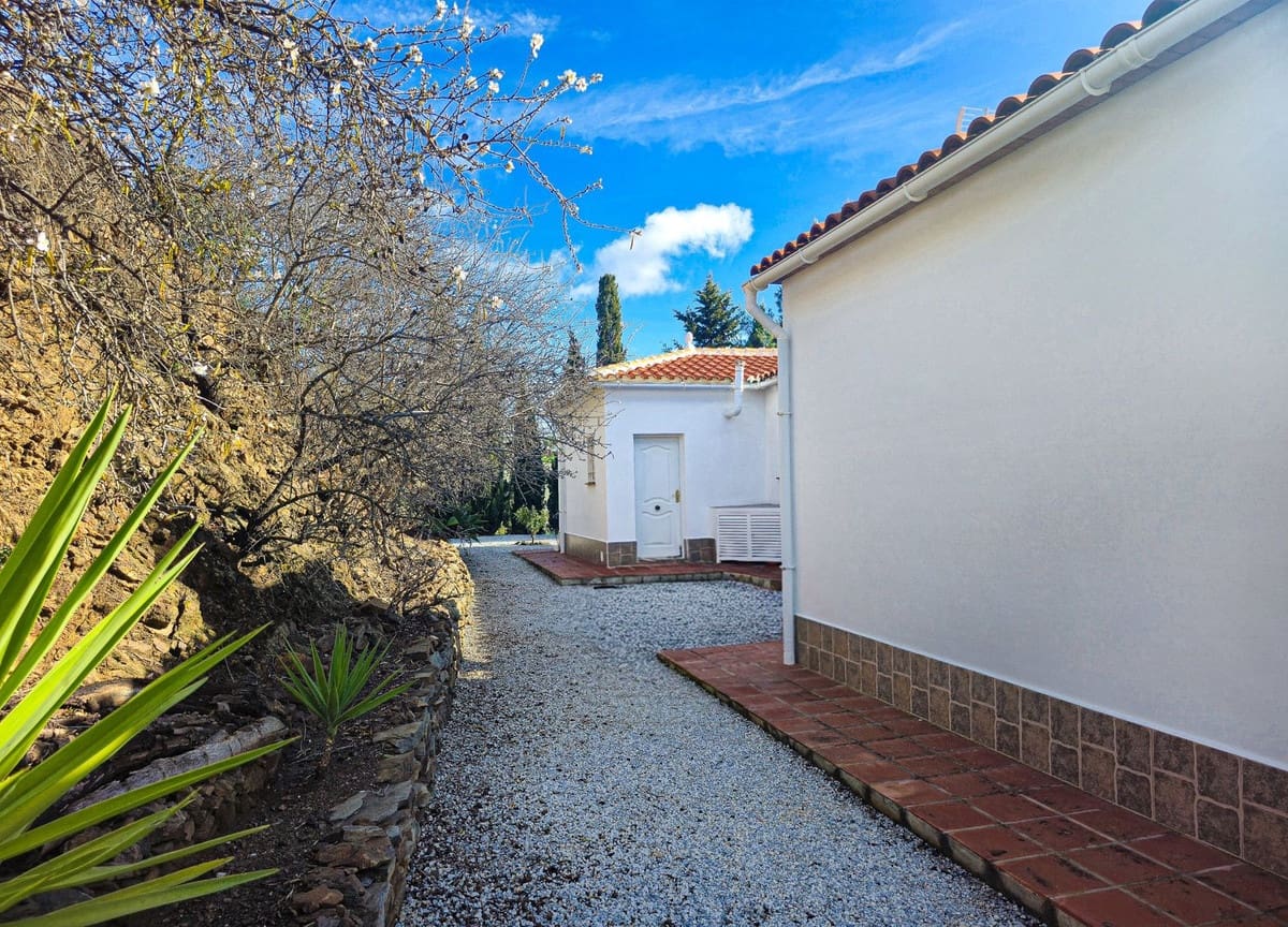 3 bedroom Villa for sale in Arenas with pool garage - € 489,000 (Ref: 10085029)