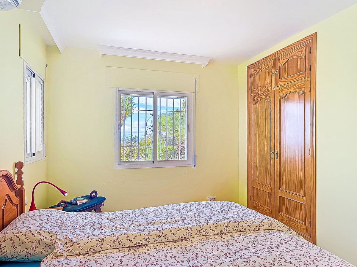 3 bedroom Villa for sale in Arenas with pool garage - € 489,000 (Ref: 10085029)