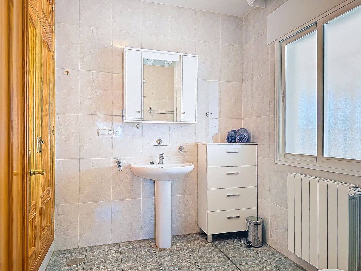 3 bedroom Villa for sale in Arenas with pool garage - € 489,000 (Ref: 10085029)