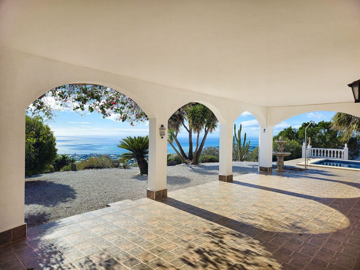 3 bedroom Villa for sale in Arenas with pool garage - € 489,000 (Ref: 10085029)