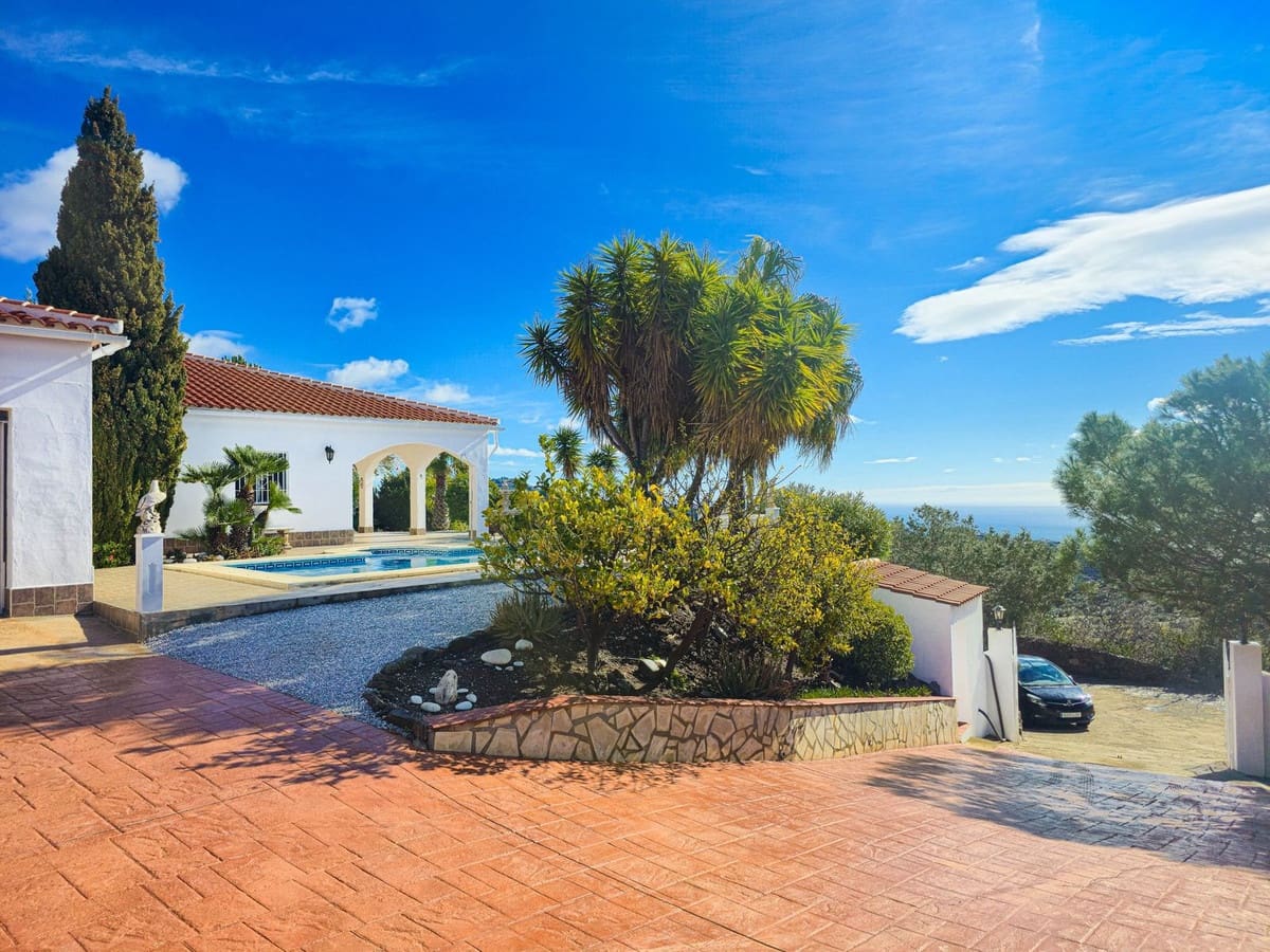 3 bedroom Villa for sale in Arenas with pool garage - € 489,000 (Ref: 10085029)