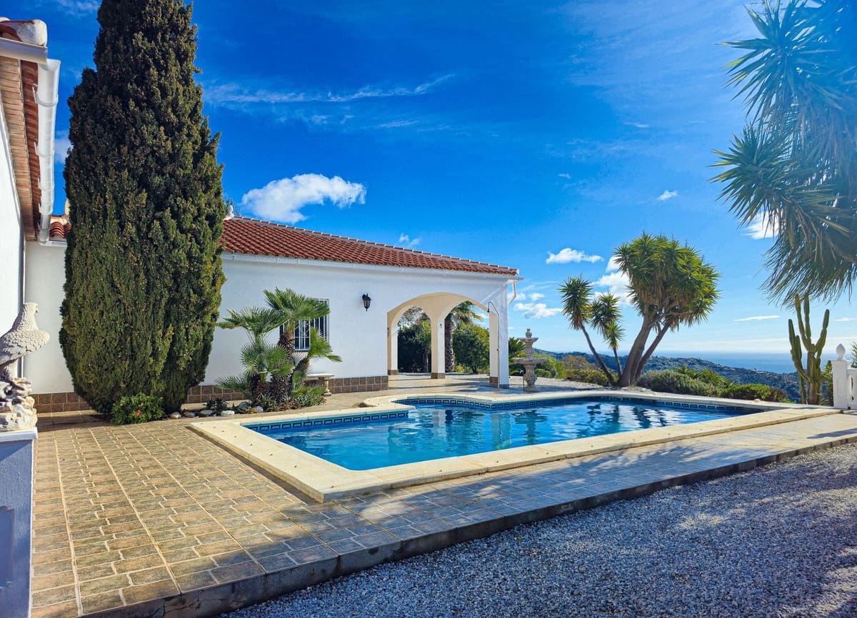 3 bedroom Villa for sale in Arenas with pool garage - € 489,000 (Ref: 10085029)