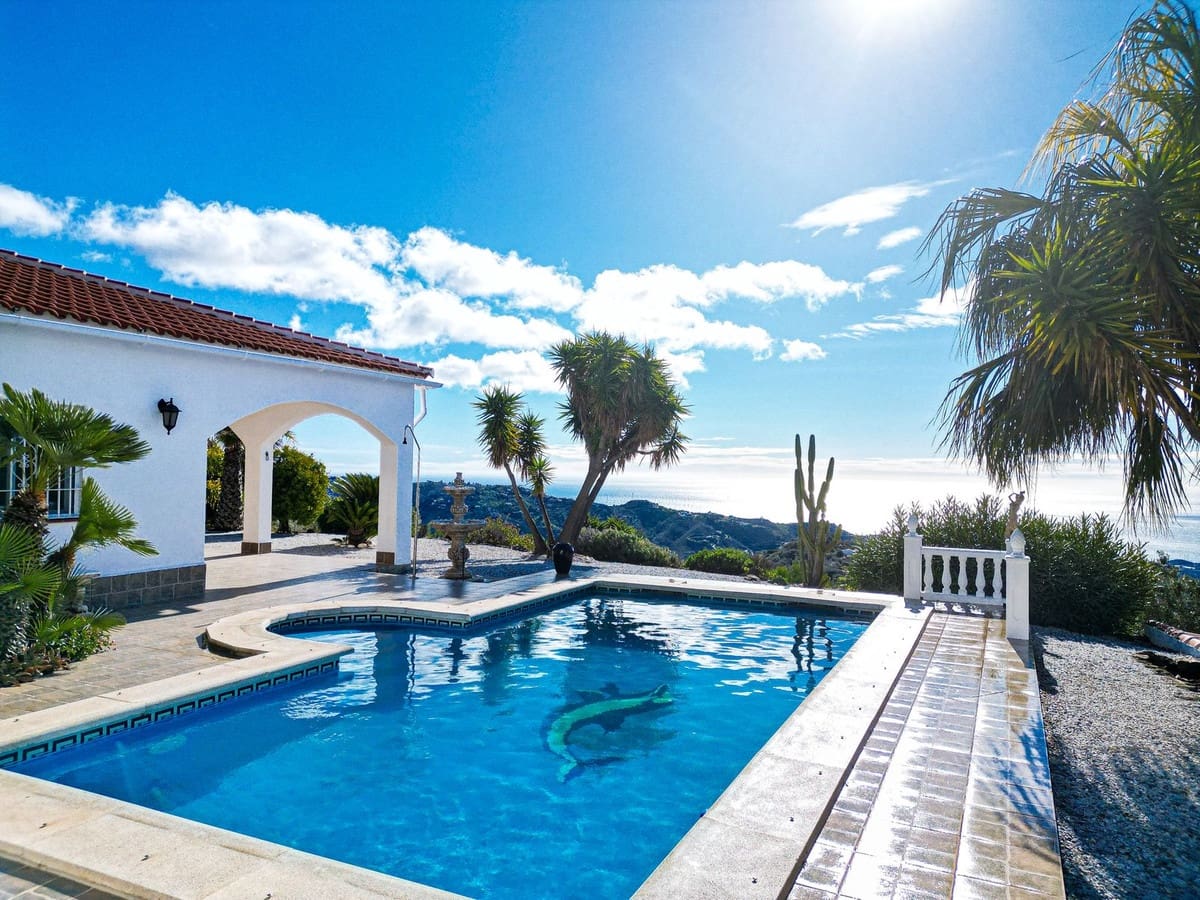 3 bedroom Villa for sale in Arenas with pool garage - € 489,000 (Ref: 10085029)
