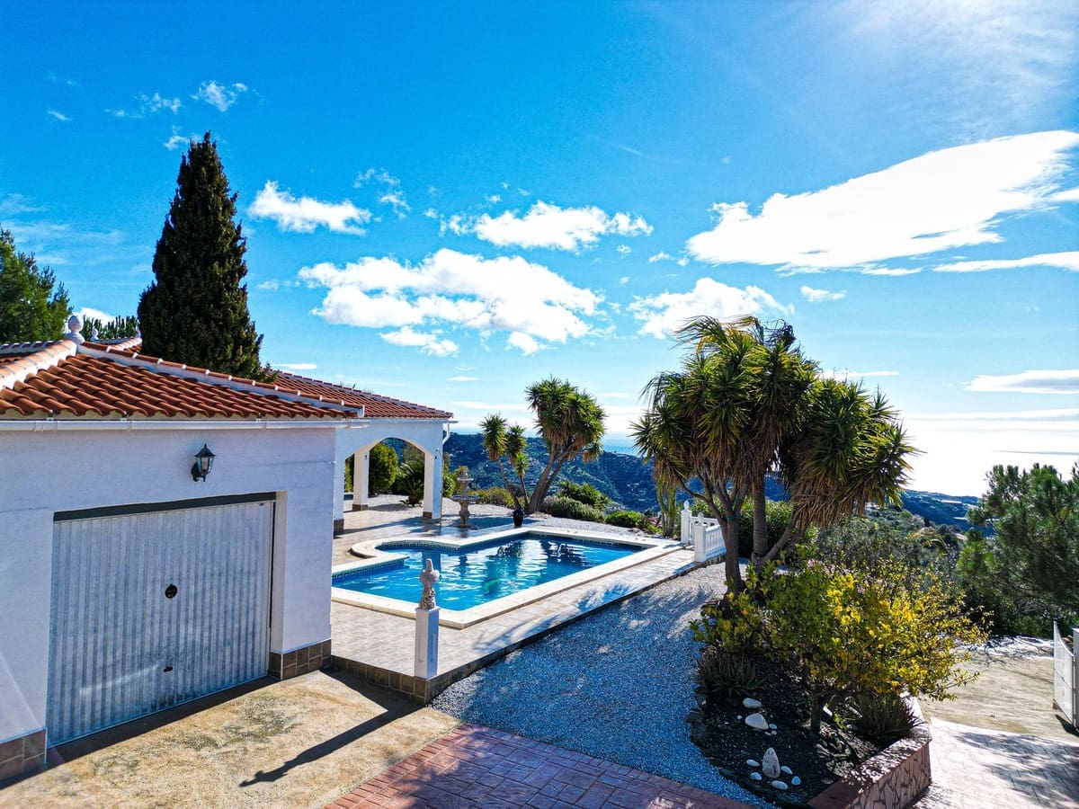 3 bedroom Villa for sale in Arenas with pool garage - € 489,000 (Ref: 10085029)