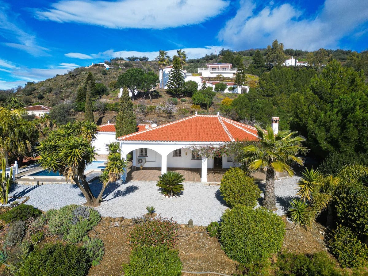 3 bedroom Villa for sale in Arenas with pool garage - € 489,000 (Ref: 10085029)