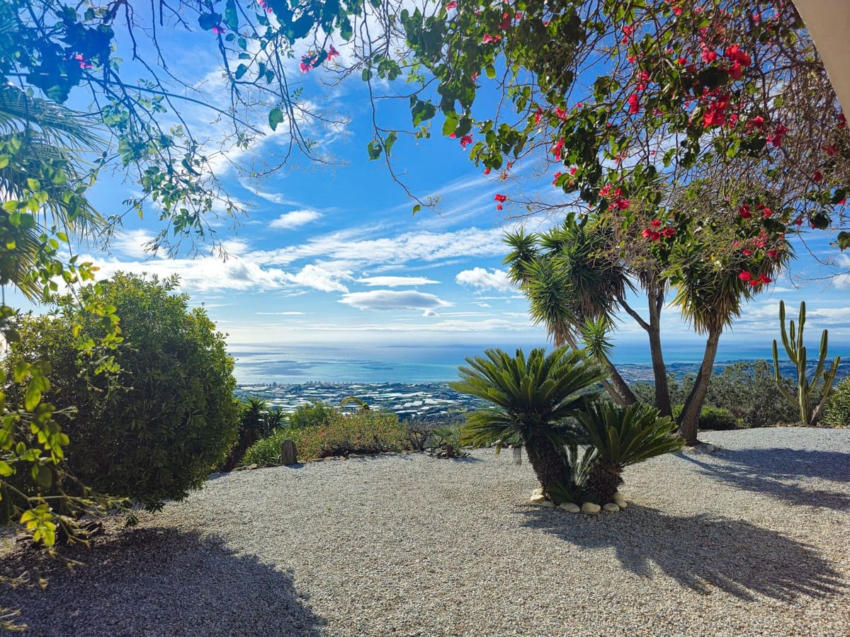 3 bedroom Villa for sale in Arenas with pool garage - € 489,000 (Ref: 10085029)