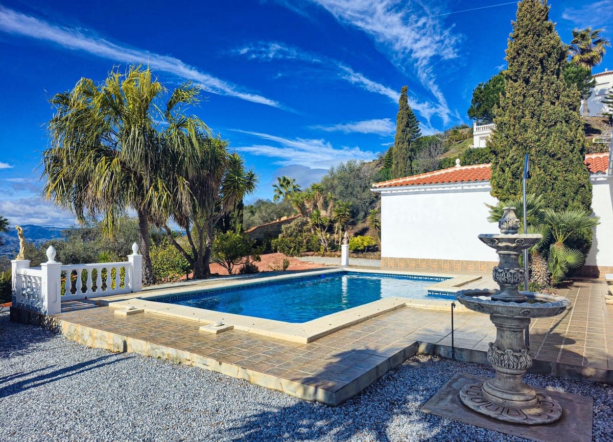 3 bedroom Villa for sale in Arenas with pool garage - € 489,000 (Ref: 10085029)