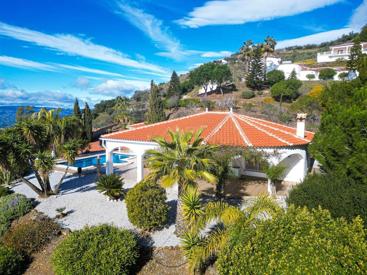 3 bedroom Villa for sale in Arenas with pool garage - € 489,000 (Ref: 10085029)