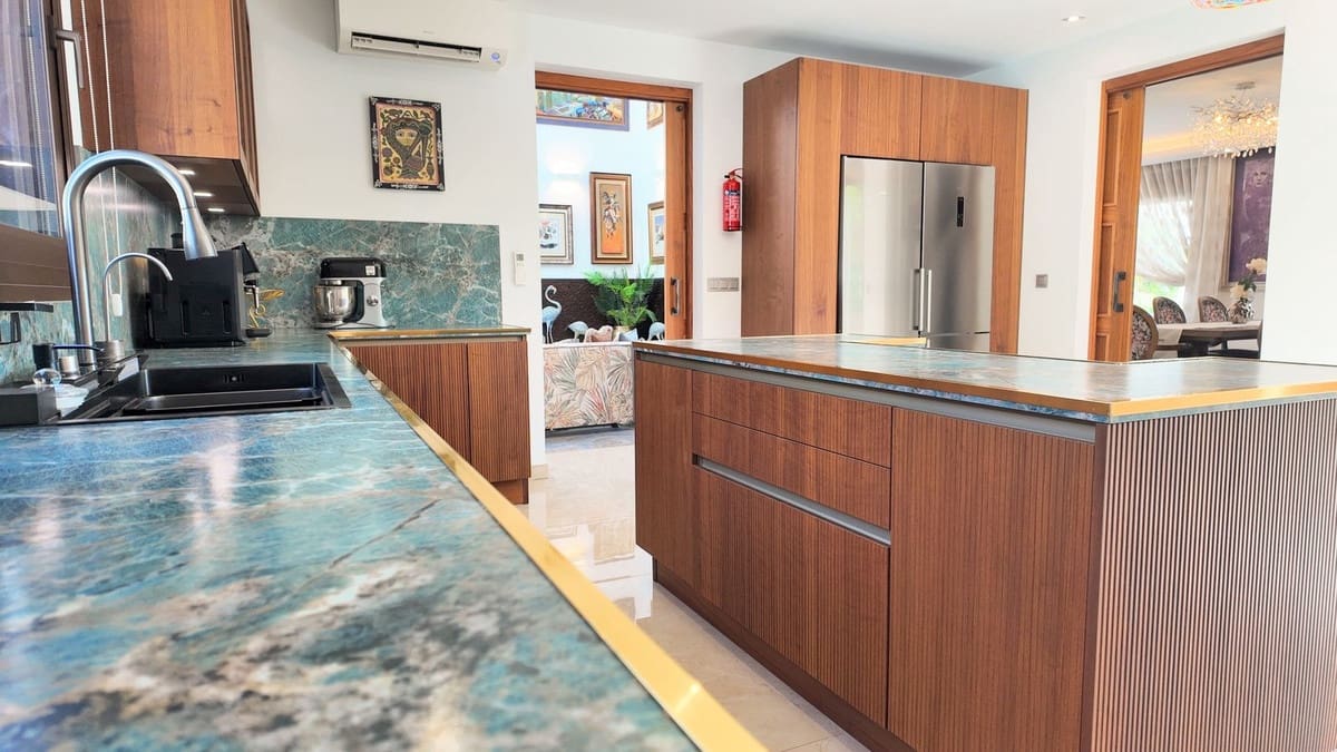 5 slaapkamer Villa te koop in El Paraiso met zwembad garage - € 7.700.000 (Ref: 10095707)