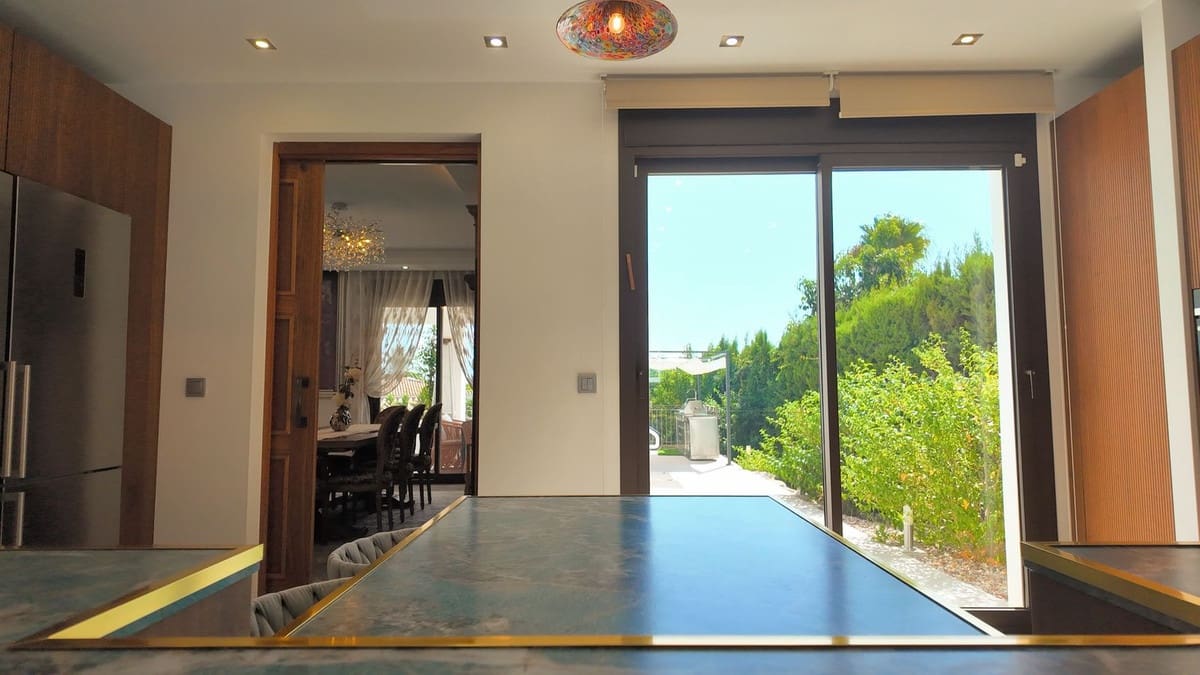 5 slaapkamer Villa te koop in El Paraiso met zwembad garage - € 7.700.000 (Ref: 10095707)
