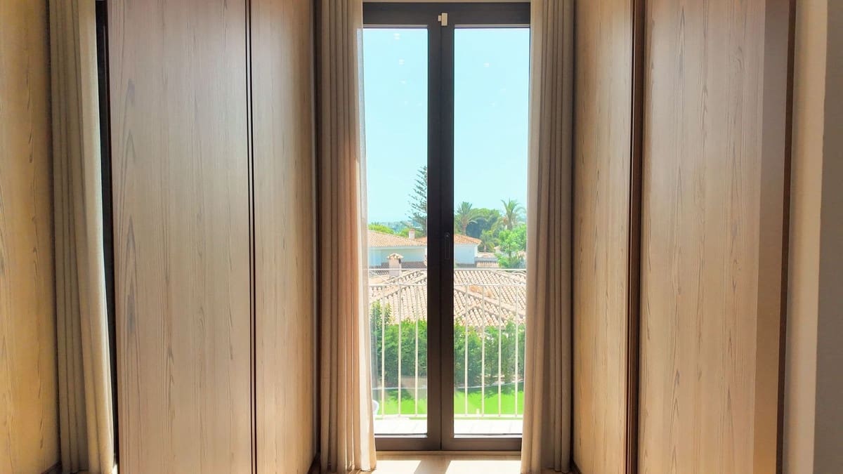 5 slaapkamer Villa te koop in El Paraiso met zwembad garage - € 7.700.000 (Ref: 10095707)