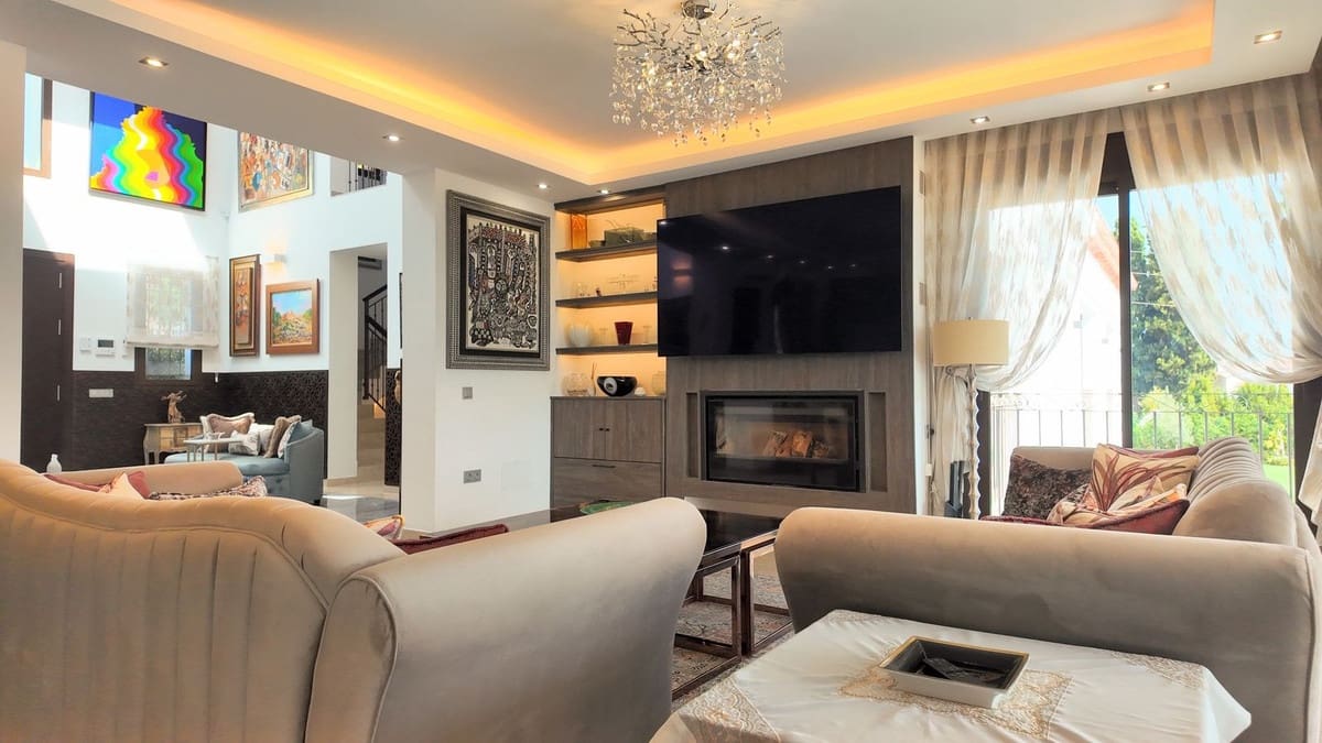 5 slaapkamer Villa te koop in El Paraiso met zwembad garage - € 7.700.000 (Ref: 10095707)