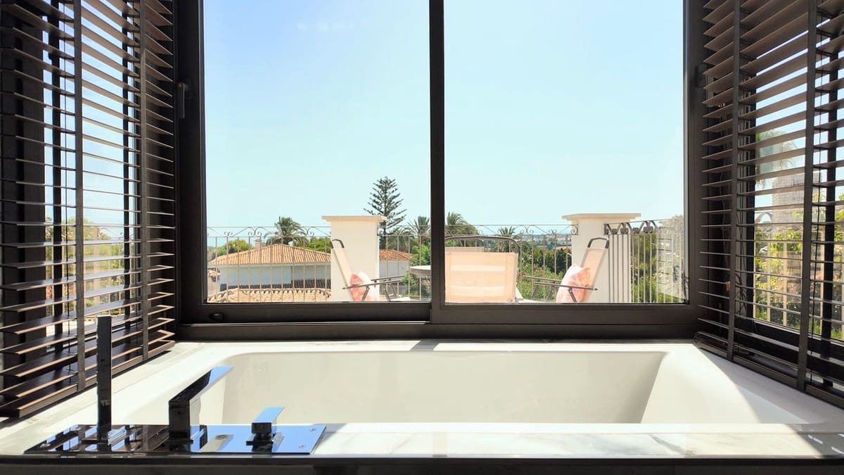 5 slaapkamer Villa te koop in El Paraiso met zwembad garage - € 7.700.000 (Ref: 10095707)