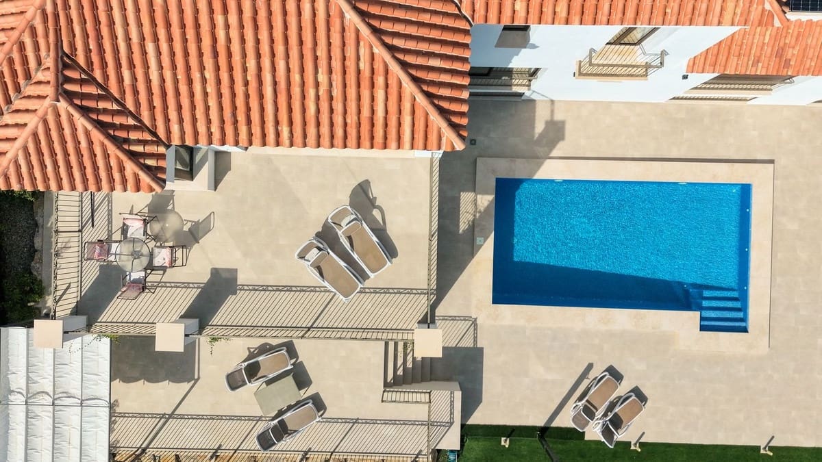 5 slaapkamer Villa te koop in El Paraiso met zwembad garage - € 7.700.000 (Ref: 10095707)