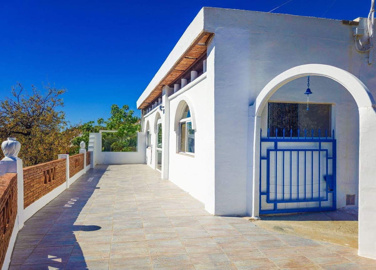 3 bedroom Finca/Country House for sale in Velez de Benaudalla with garage - € 298,000 (Ref: 10113548)