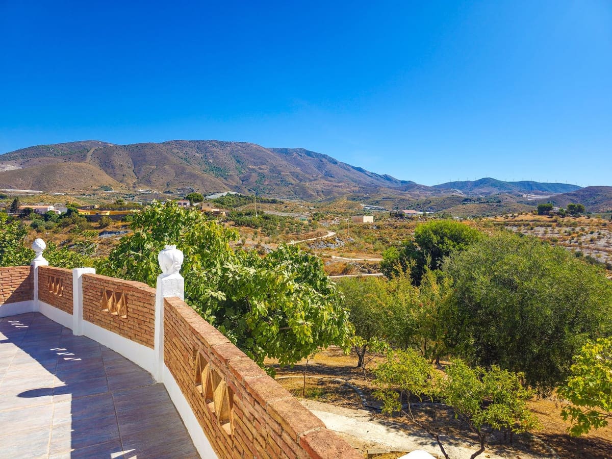 3 bedroom Finca/Country House for sale in Velez de Benaudalla with garage - € 298,000 (Ref: 10113548)