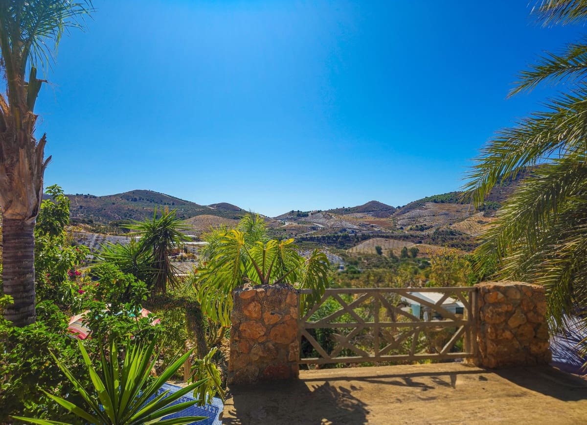 3 bedroom Finca/Country House for sale in Velez de Benaudalla with garage - € 298,000 (Ref: 10113548)