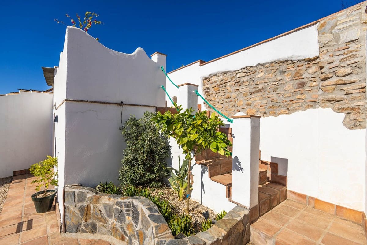 3 bedroom Townhouse for sale in Riogordo with garage - € 210,000 (Ref: 10123385)