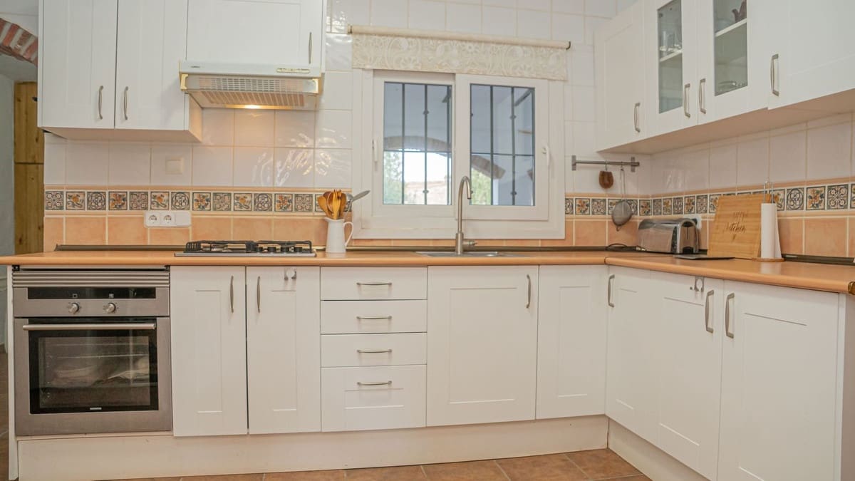 3 bedroom Villa for sale in Alora with pool garage - € 349,000 (Ref: 10153116)