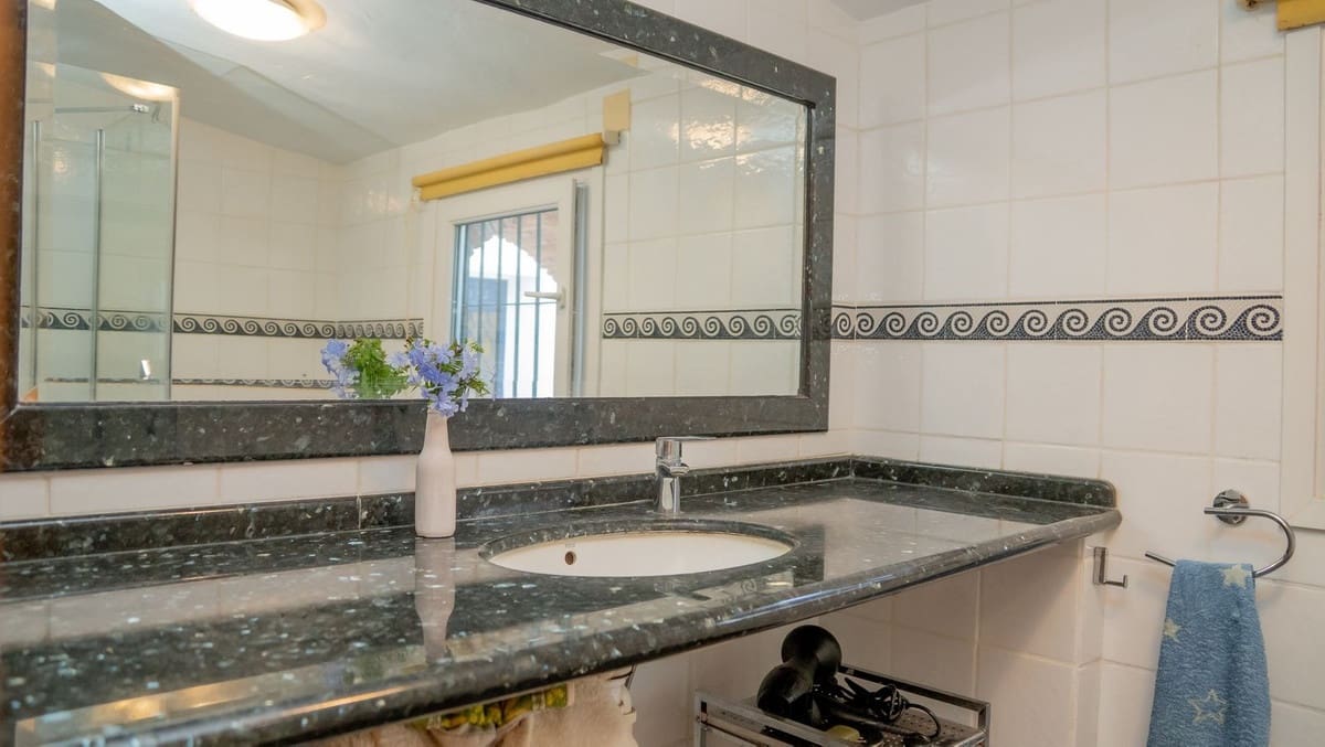 3 bedroom Villa for sale in Alora with pool garage - € 349,000 (Ref: 10153116)