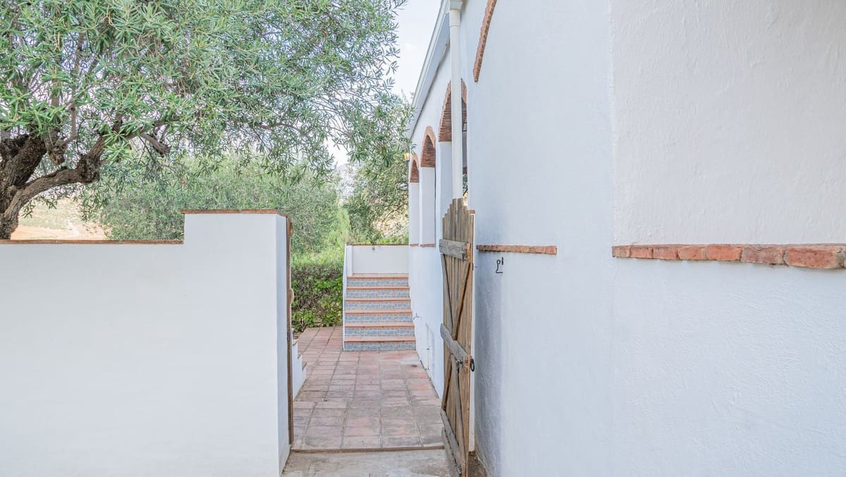 3 bedroom Villa for sale in Alora with pool garage - € 349,000 (Ref: 10153116)