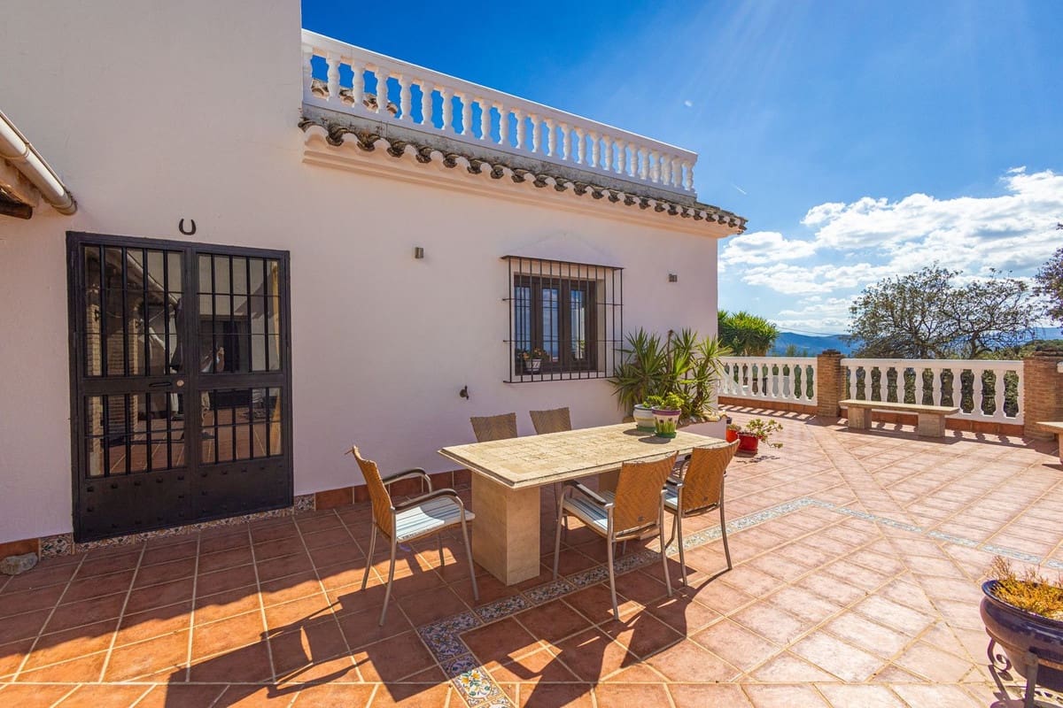 6 Zimmer Villa zu verkaufen in Iznajar mit Pool Garage - 469.000 € (Ref: 10153682)