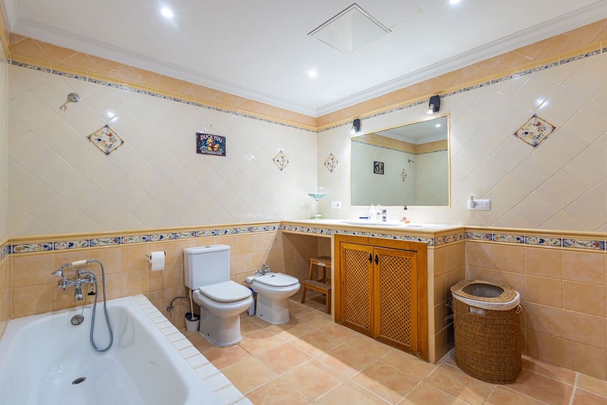 6 Zimmer Villa zu verkaufen in Iznajar mit Pool Garage - 469.000 € (Ref: 10153682)