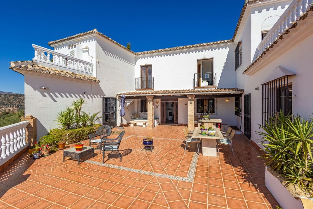6 Zimmer Villa zu verkaufen in Iznajar mit Pool Garage - 469.000 € (Ref: 10153682)