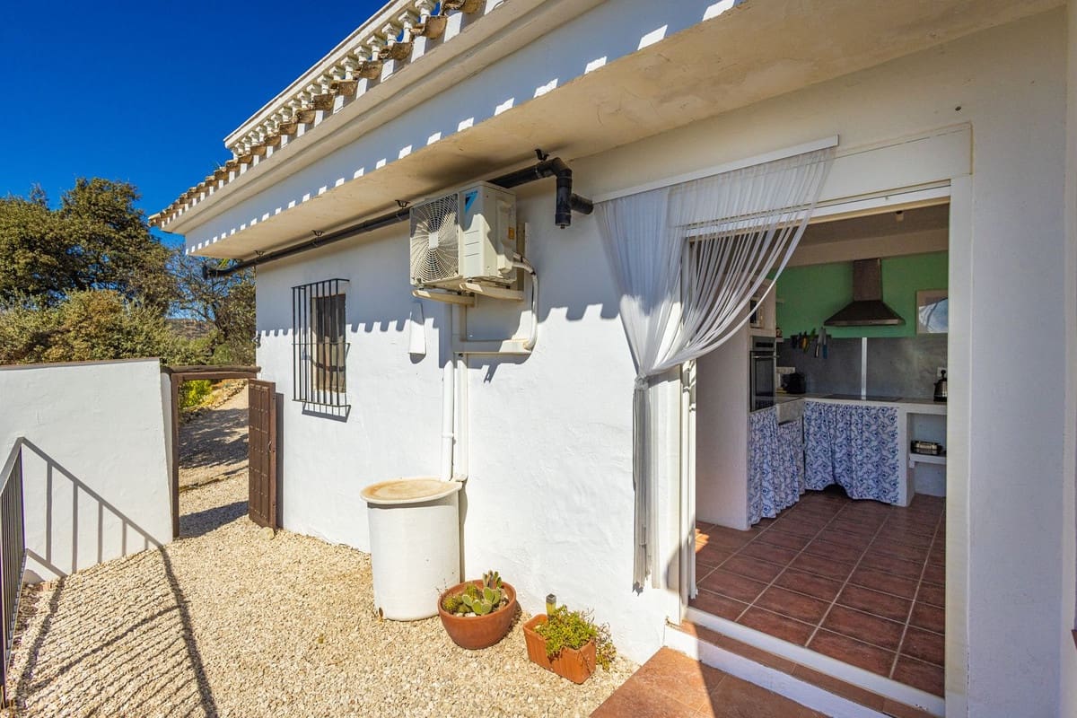 6 Zimmer Villa zu verkaufen in Iznajar mit Pool Garage - 469.000 € (Ref: 10153682)