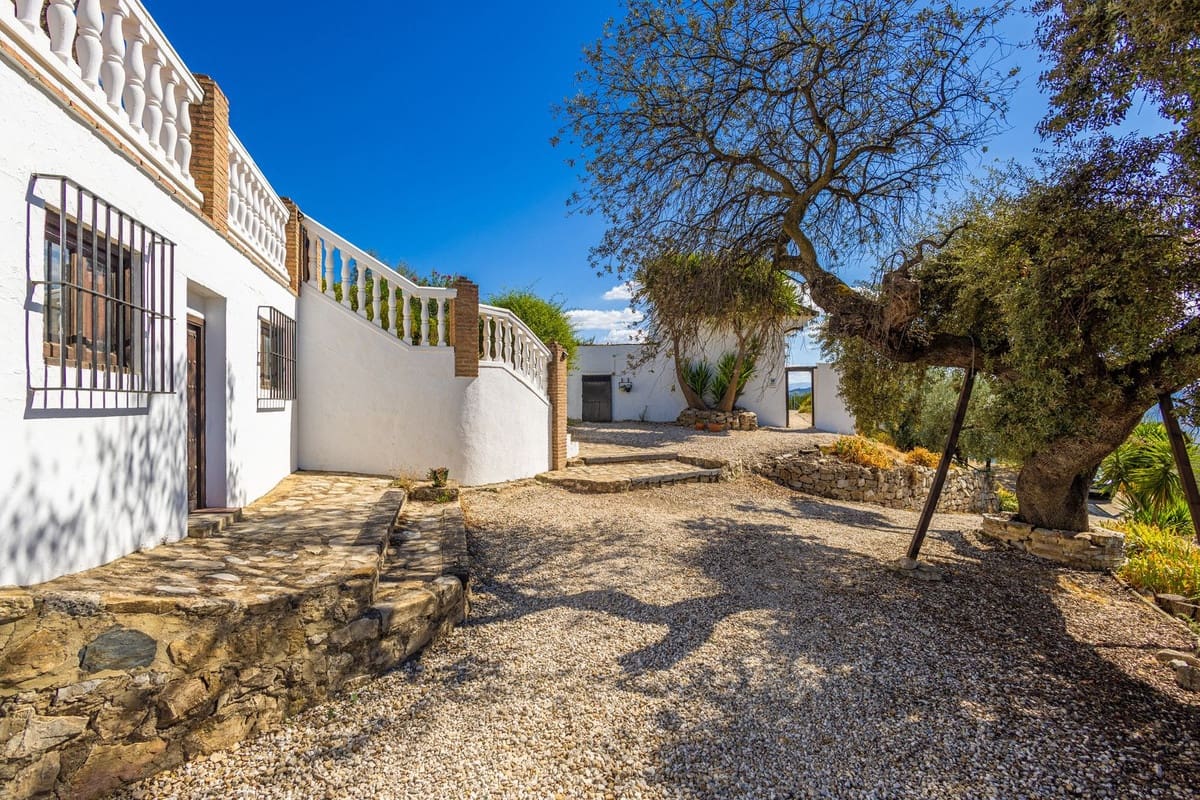 6 Zimmer Villa zu verkaufen in Iznajar mit Pool Garage - 469.000 € (Ref: 10153682)