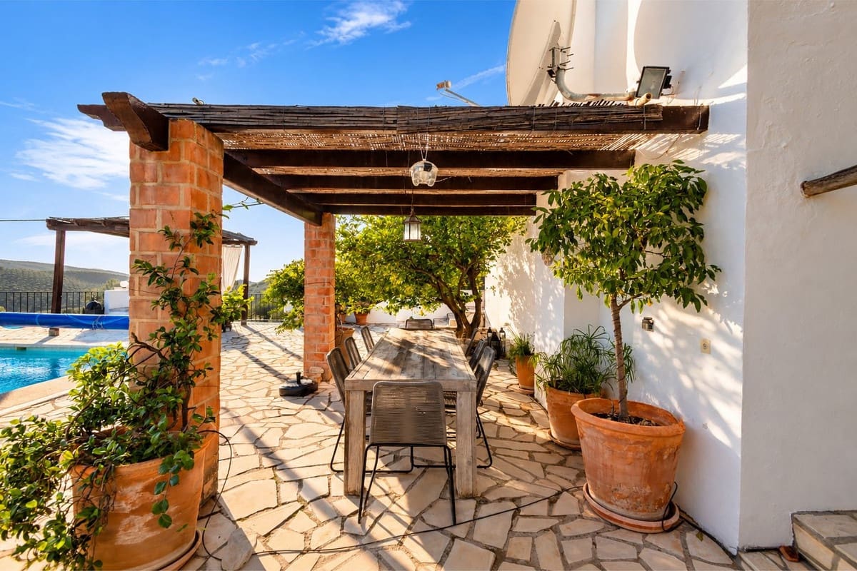 5 slaapkamer Villa te koop in Iznajar met zwembad garage - € 375.000 (Ref: 10175468)