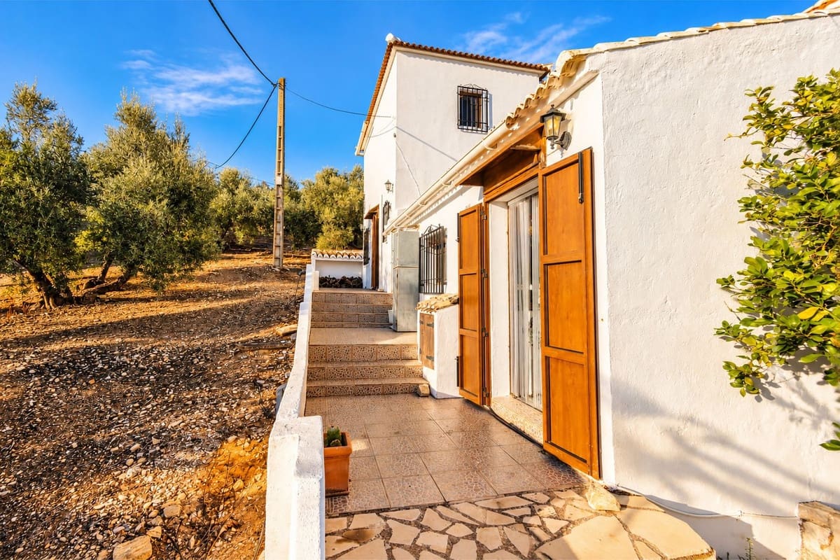 5 slaapkamer Villa te koop in Iznajar met zwembad garage - € 375.000 (Ref: 10175468)