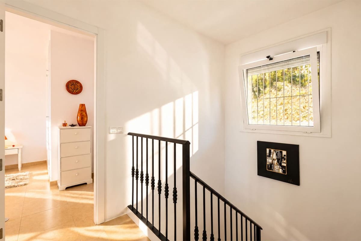 3 slaapkamer Villa te koop in Sayalonga met zwembad garage - € 875.000 (Ref: 10177179)