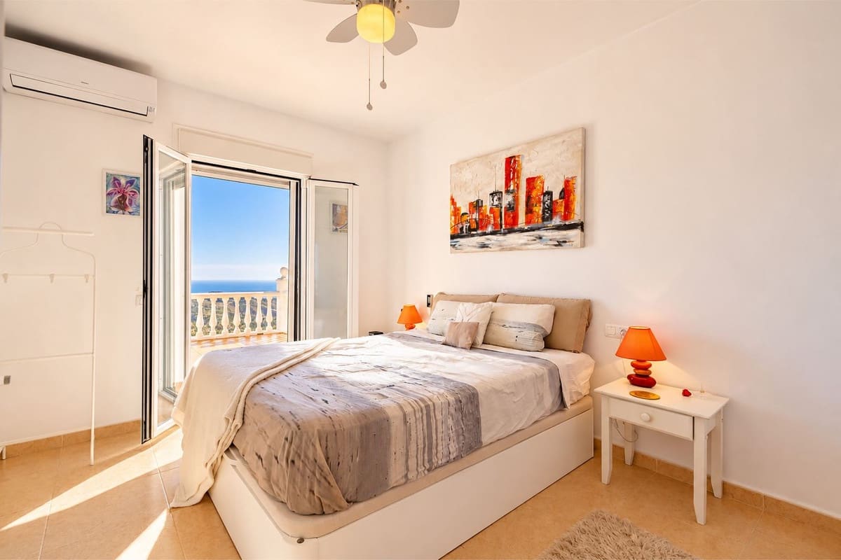 3 slaapkamer Villa te koop in Sayalonga met zwembad garage - € 875.000 (Ref: 10177179)