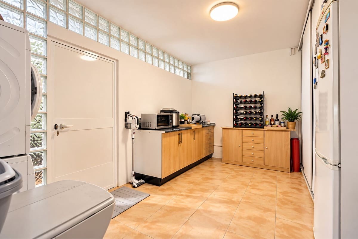 3 slaapkamer Villa te koop in Sayalonga met zwembad garage - € 875.000 (Ref: 10177179)