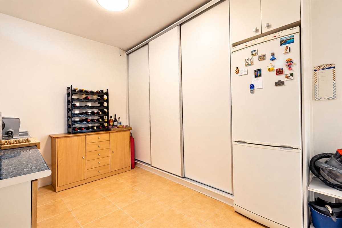 3 slaapkamer Villa te koop in Sayalonga met zwembad garage - € 875.000 (Ref: 10177179)