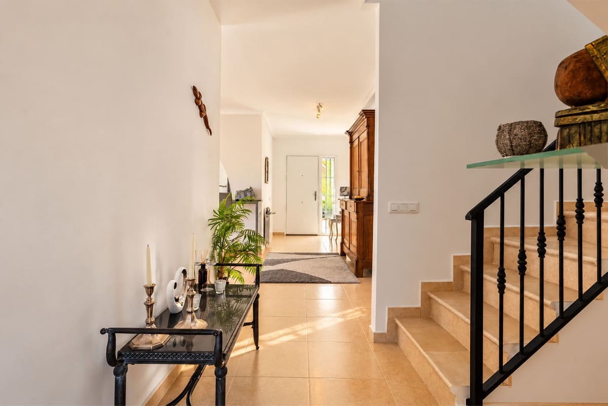 3 slaapkamer Villa te koop in Sayalonga met zwembad garage - € 875.000 (Ref: 10177179)