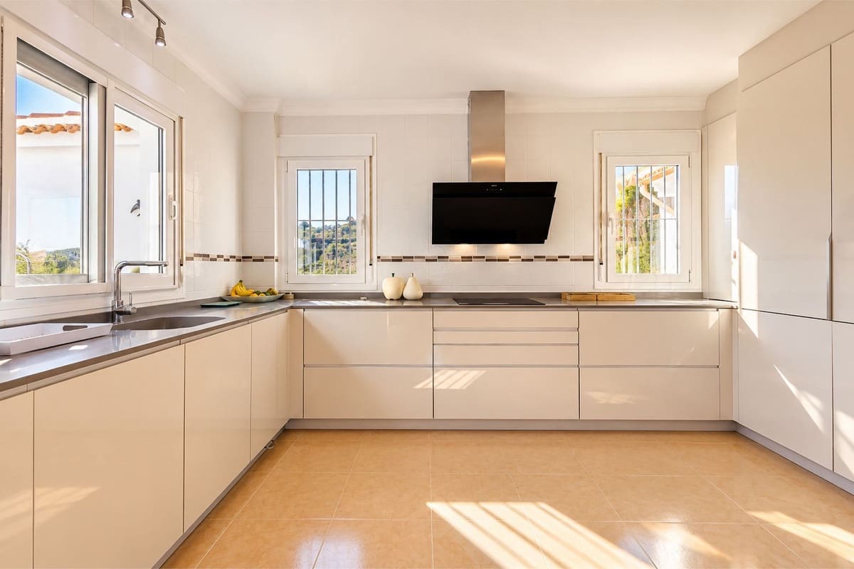 3 slaapkamer Villa te koop in Sayalonga met zwembad garage - € 875.000 (Ref: 10177179)