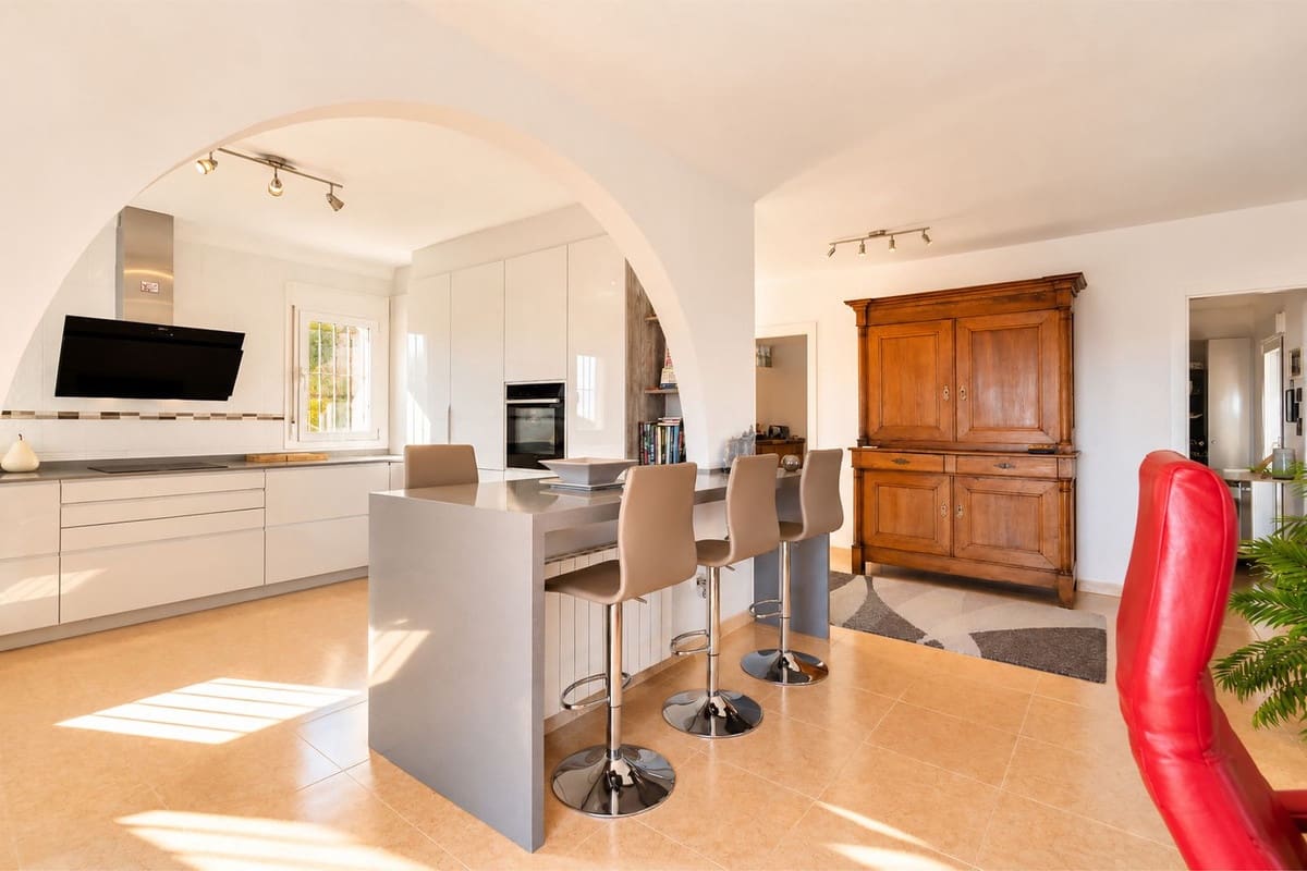 3 slaapkamer Villa te koop in Sayalonga met zwembad garage - € 875.000 (Ref: 10177179)