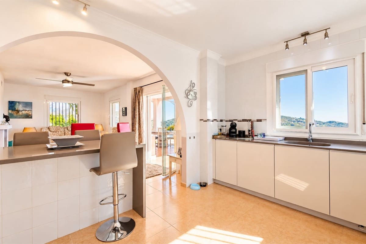 3 slaapkamer Villa te koop in Sayalonga met zwembad garage - € 875.000 (Ref: 10177179)
