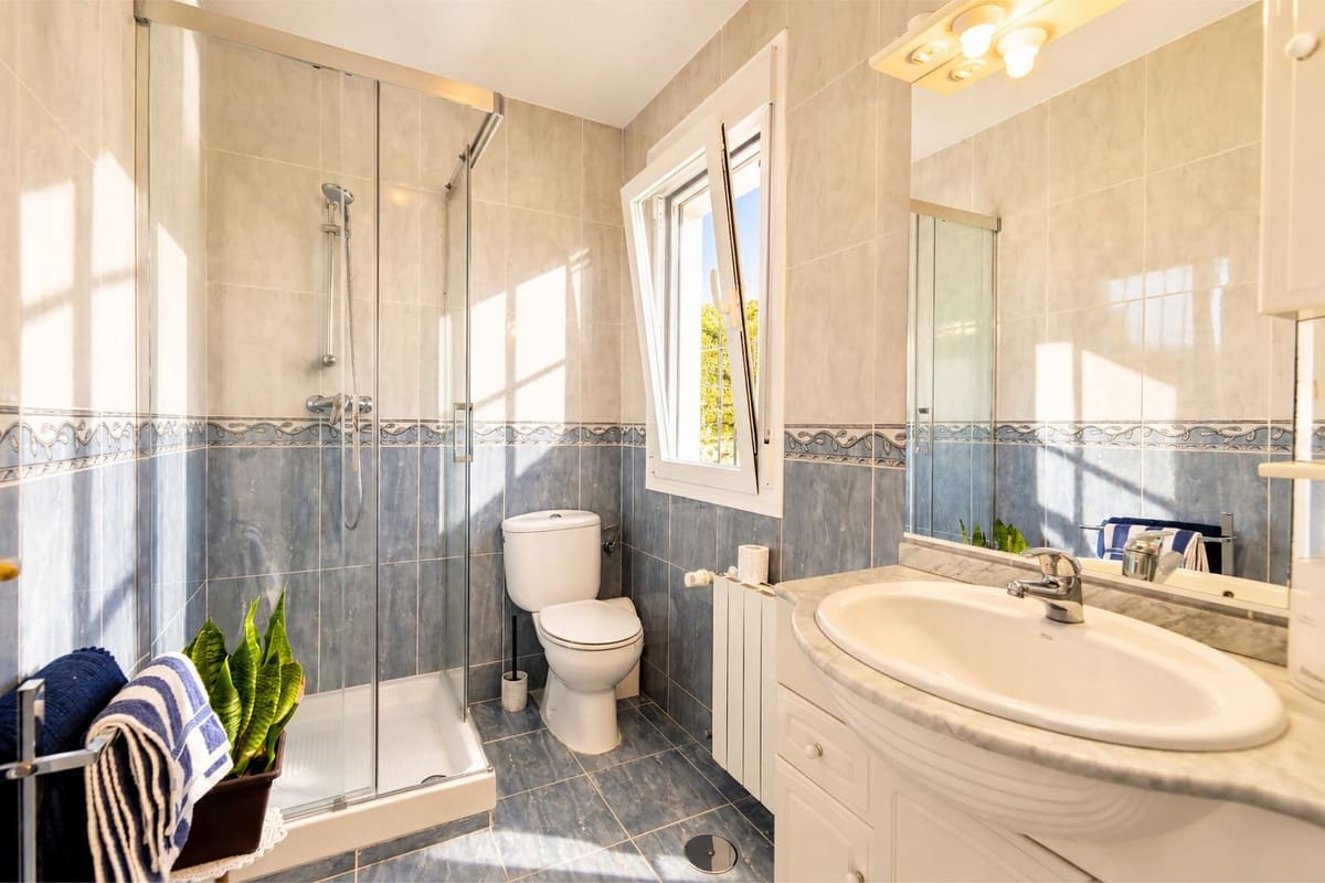 3 slaapkamer Villa te koop in Sayalonga met zwembad garage - € 875.000 (Ref: 10177179)