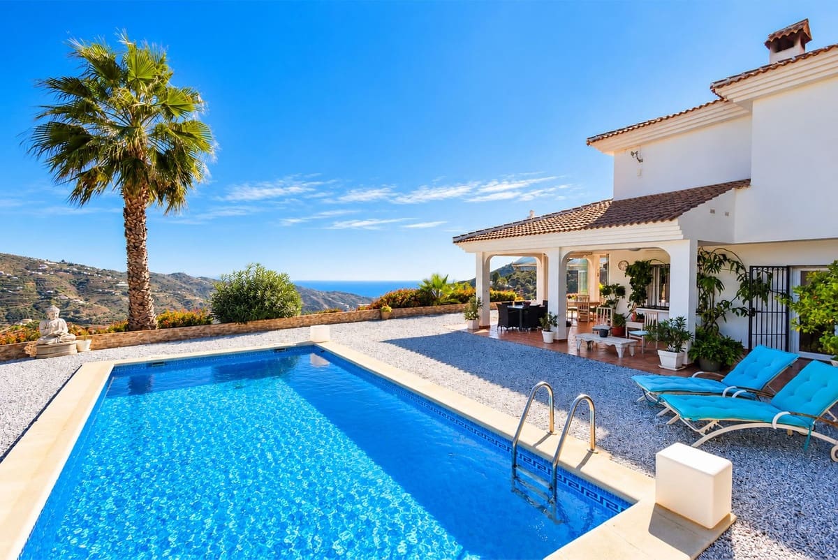 3 slaapkamer Villa te koop in Sayalonga met zwembad garage - € 875.000 (Ref: 10177179)