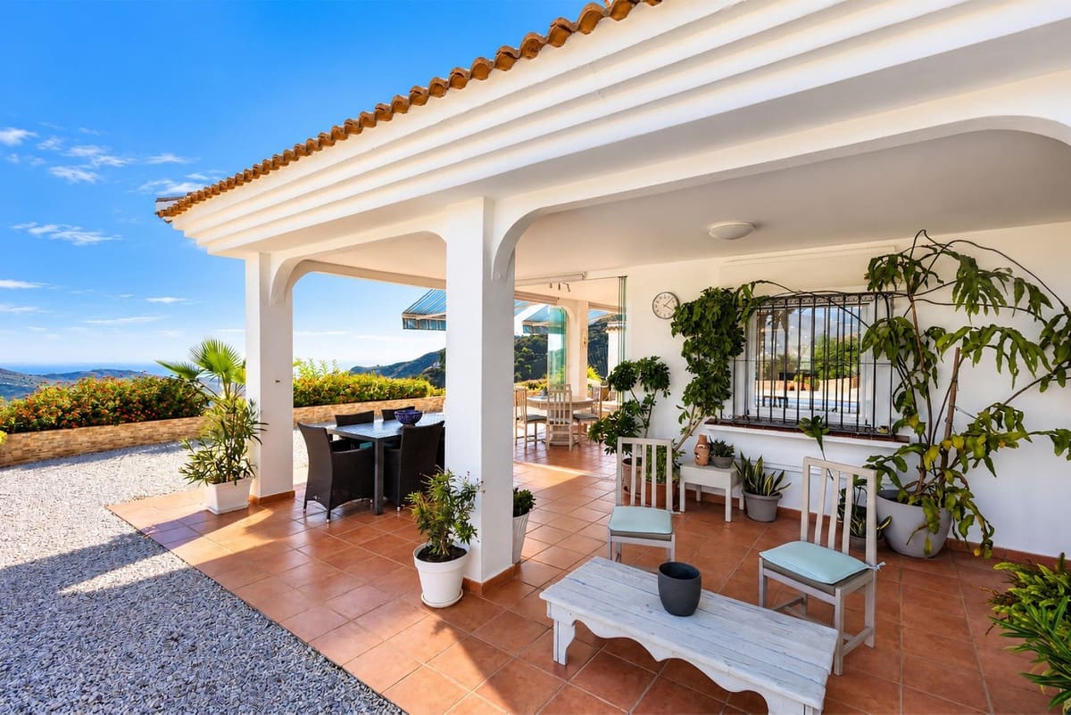 3 slaapkamer Villa te koop in Sayalonga met zwembad garage - € 875.000 (Ref: 10177179)