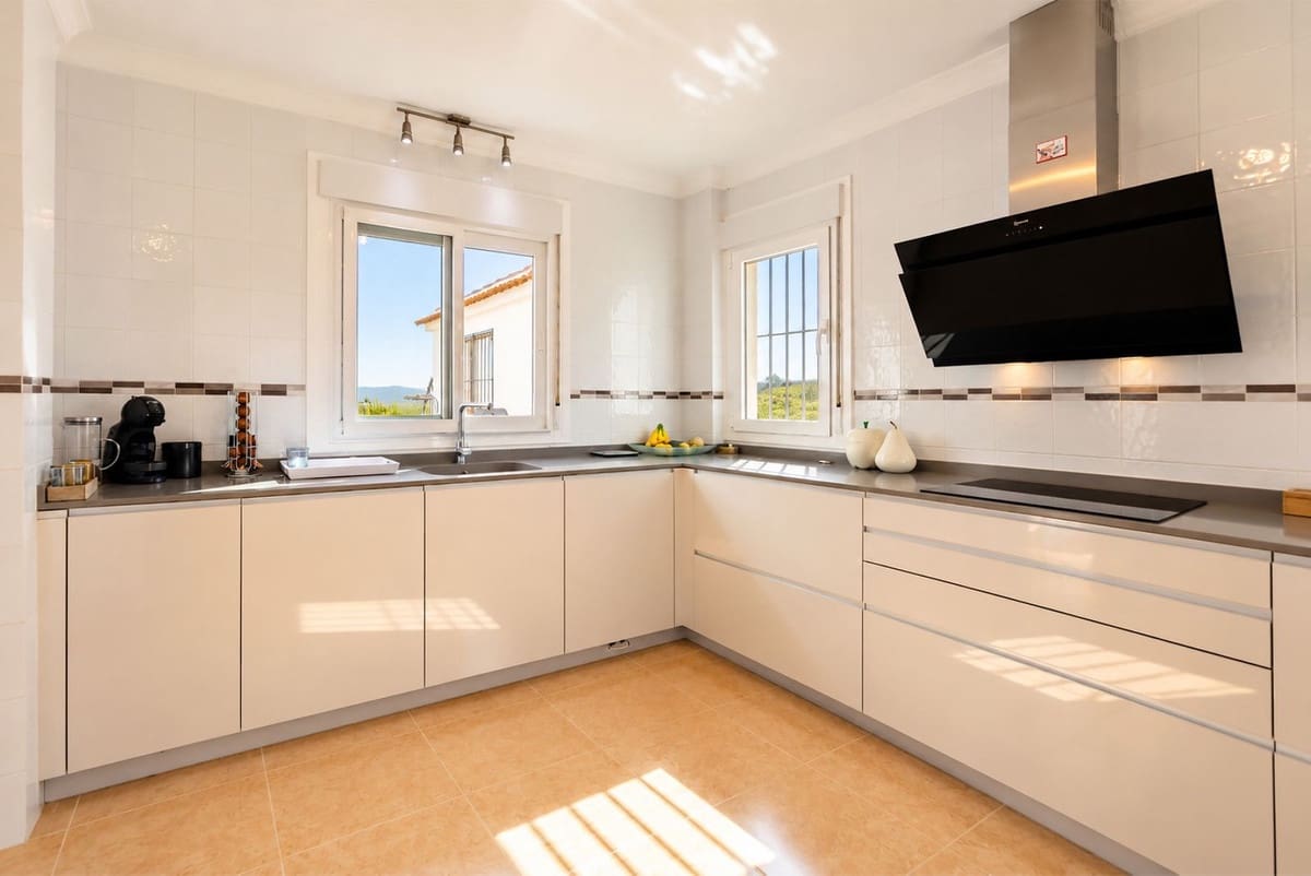 3 slaapkamer Villa te koop in Sayalonga met zwembad garage - € 875.000 (Ref: 10177179)