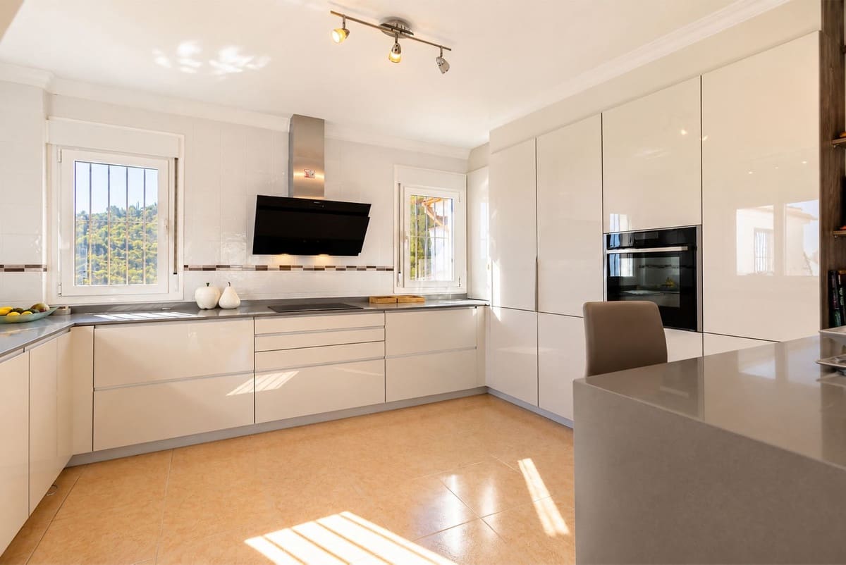 3 slaapkamer Villa te koop in Sayalonga met zwembad garage - € 875.000 (Ref: 10177179)