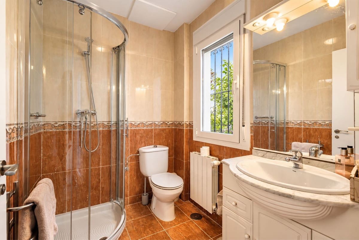 3 slaapkamer Villa te koop in Sayalonga met zwembad garage - € 875.000 (Ref: 10177179)